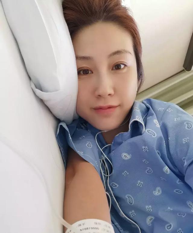 母亲葬礼上被富豪抛弃，儿子被夺走还惨遭暴打，如今39岁无人敢娶