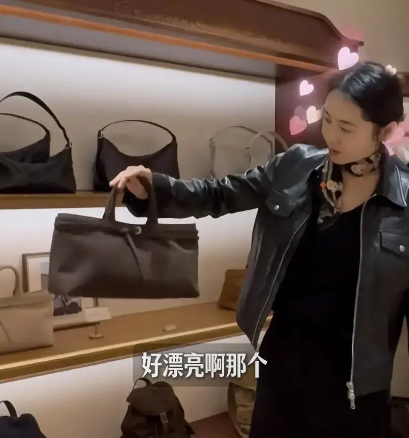 秋瓷炫回韩国扫货，买23件衣服17个包花近百万，有钱后太能买了！