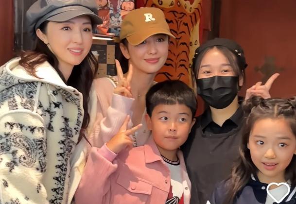 好事将近？董璇一个护腹动作引热议，工作人员一句话戳穿真相