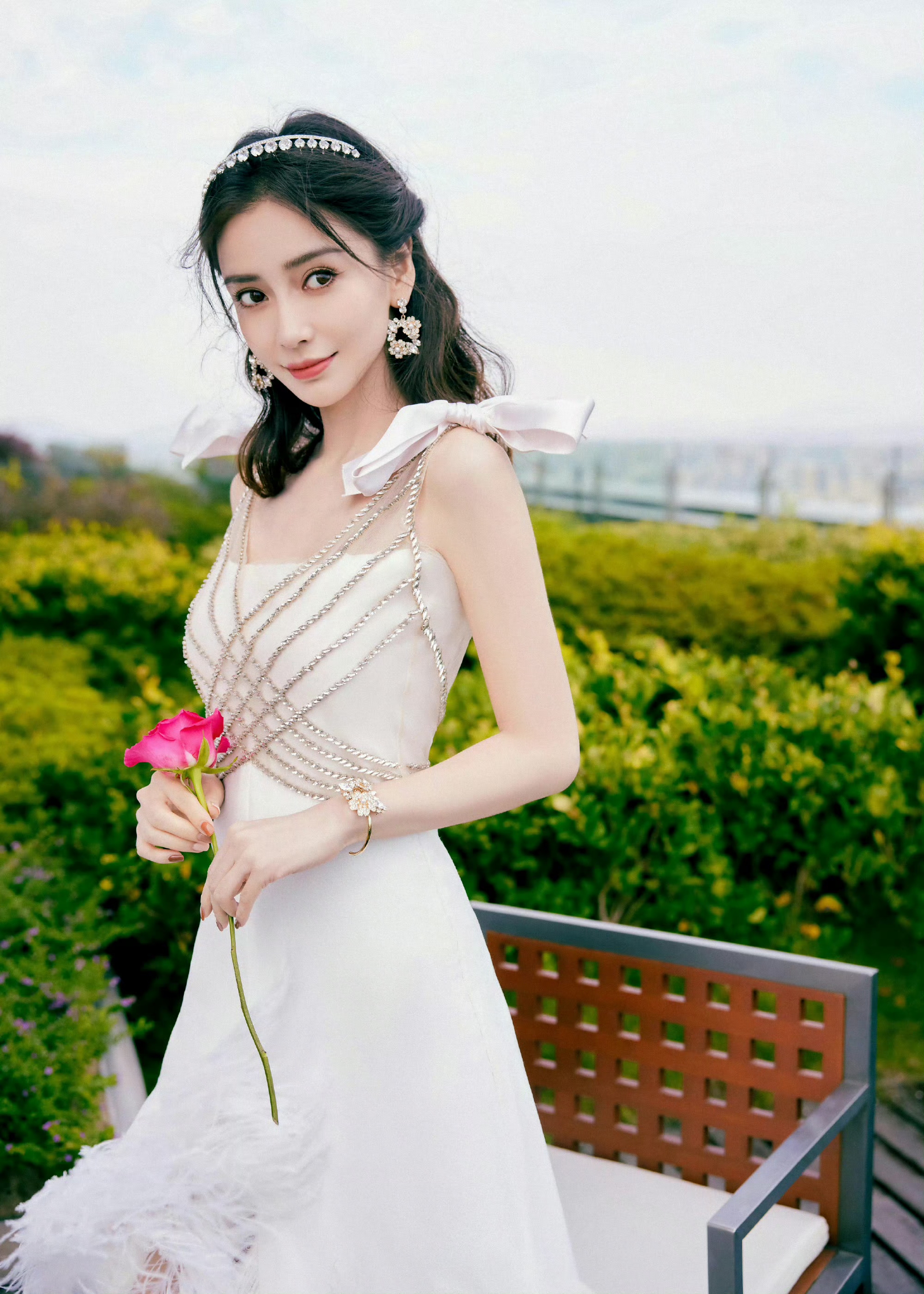 angelababy这一身白裙穿搭，好有纯美气息。