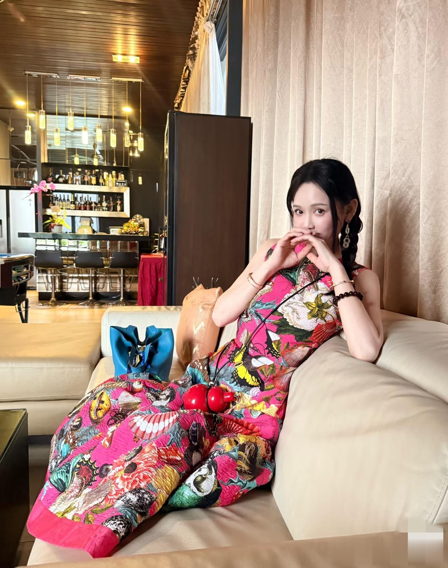 46岁陈乔恩大年初一分享新年靓照，身穿红色花裙貌美如花很减龄！