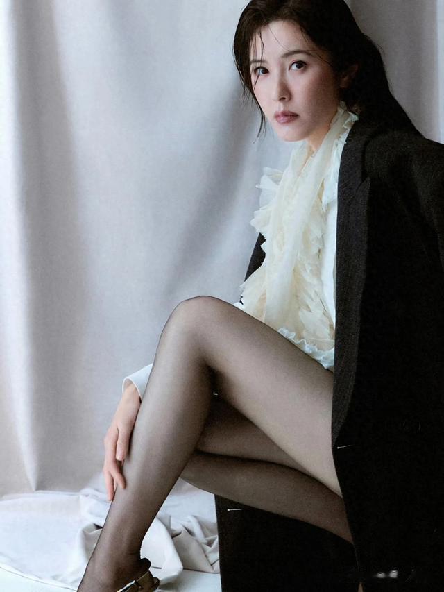 曾黎这大长腿太绝了吧！关键快50了还单身，好爱