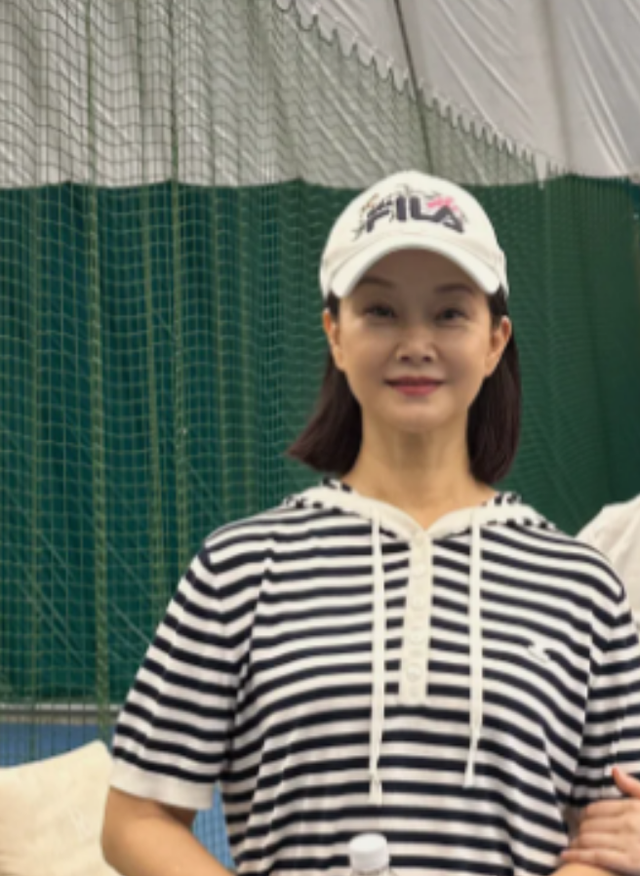 58岁宋祖英现身北京网球馆，穿短裤腿又细又直，没有皱纹状态超好