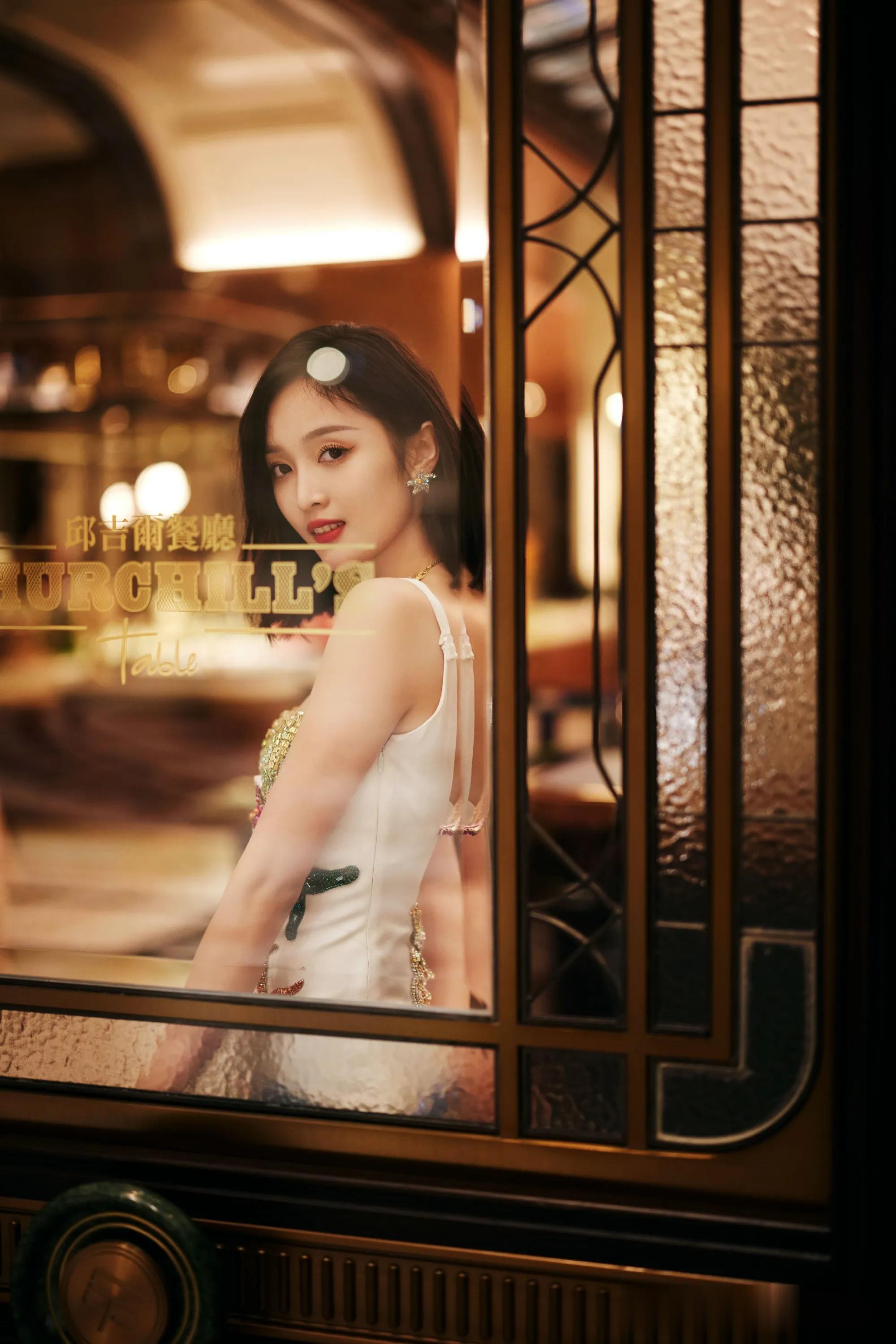 吴宣仪海星裙闪耀奢华场景，明艳灵动似画中仙