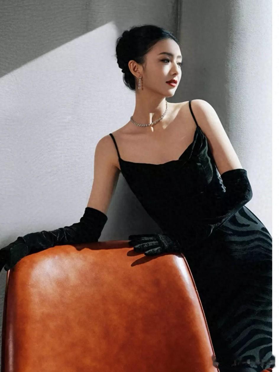 佟丽娅黑吊带裙惊艳亮相，身姿曼妙展女人味