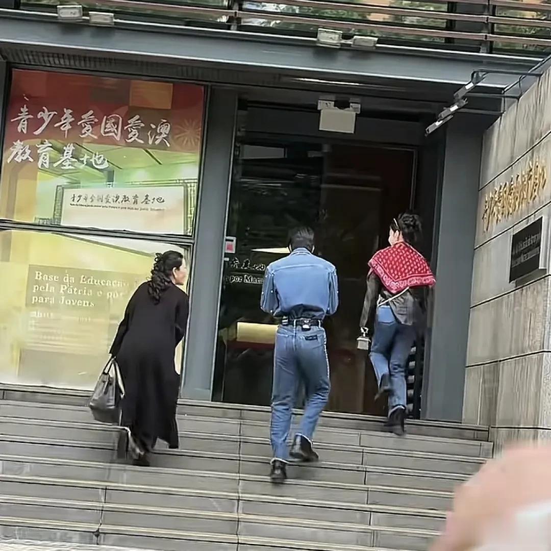 街头偶遇张柏芝,红纹披肩搭黑外套,牛仔裤配厚底鞋