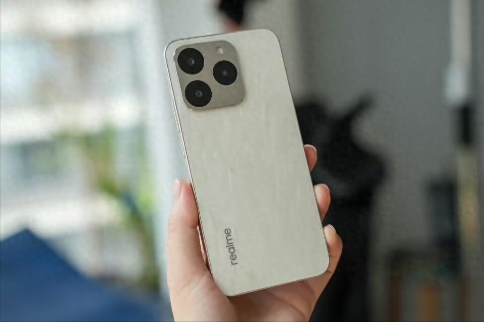 國補價1019元！耐摔直屏+IP69防水+7000mAh，真我努力增銷量