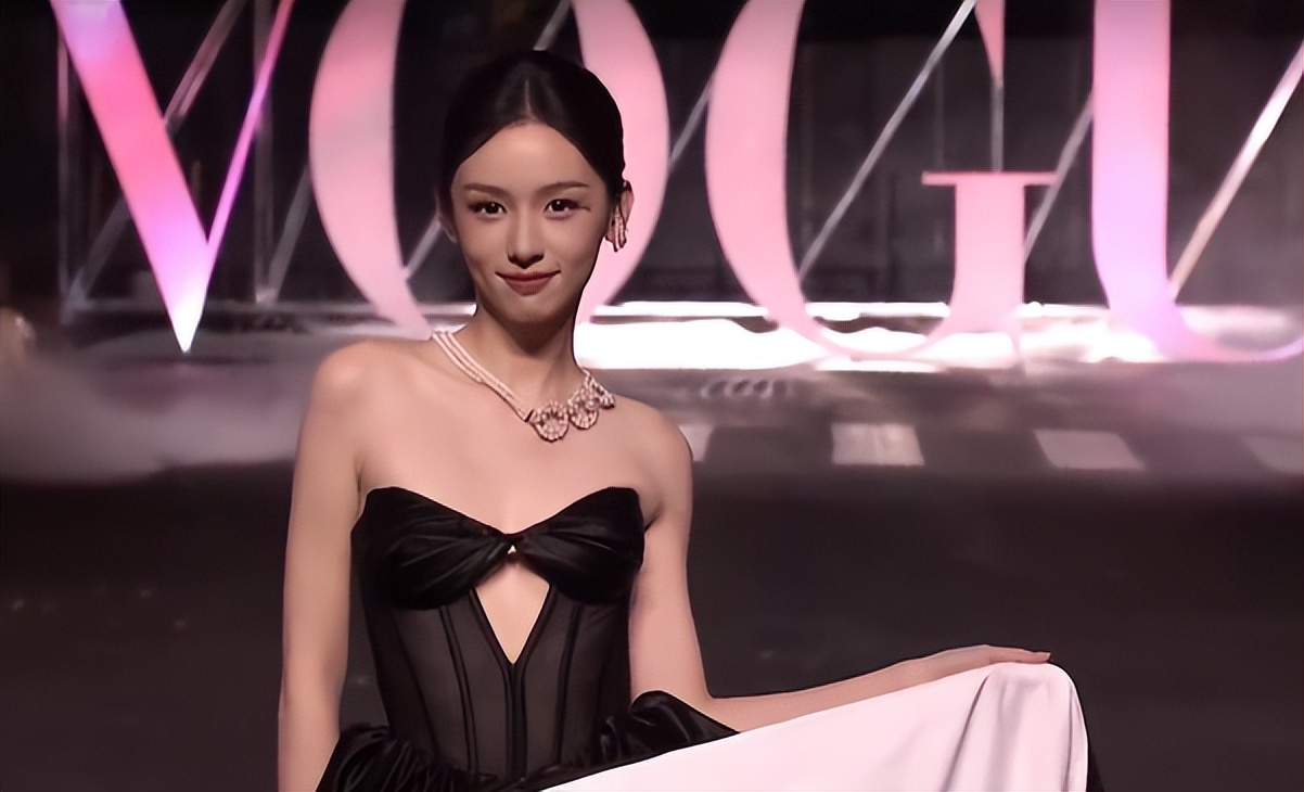 海口这晚，秦岚的腰、白露的脸，159cm“黑袍裹身”的她全场惊艳