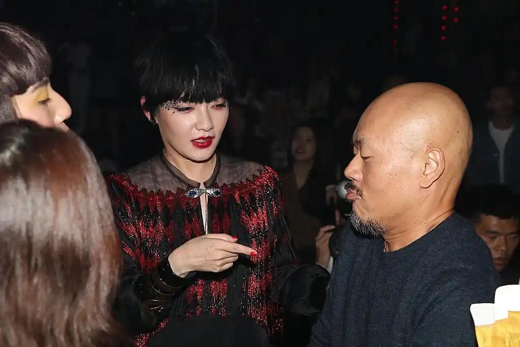 为男友摘子宫、纹着大花胳膊的小魔女，终于在48岁活成她自己