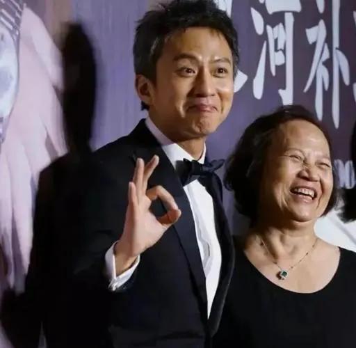 孙俪晒与儿子背影照!14岁等等个子高衬得她虎背熊腰,母子俩好像