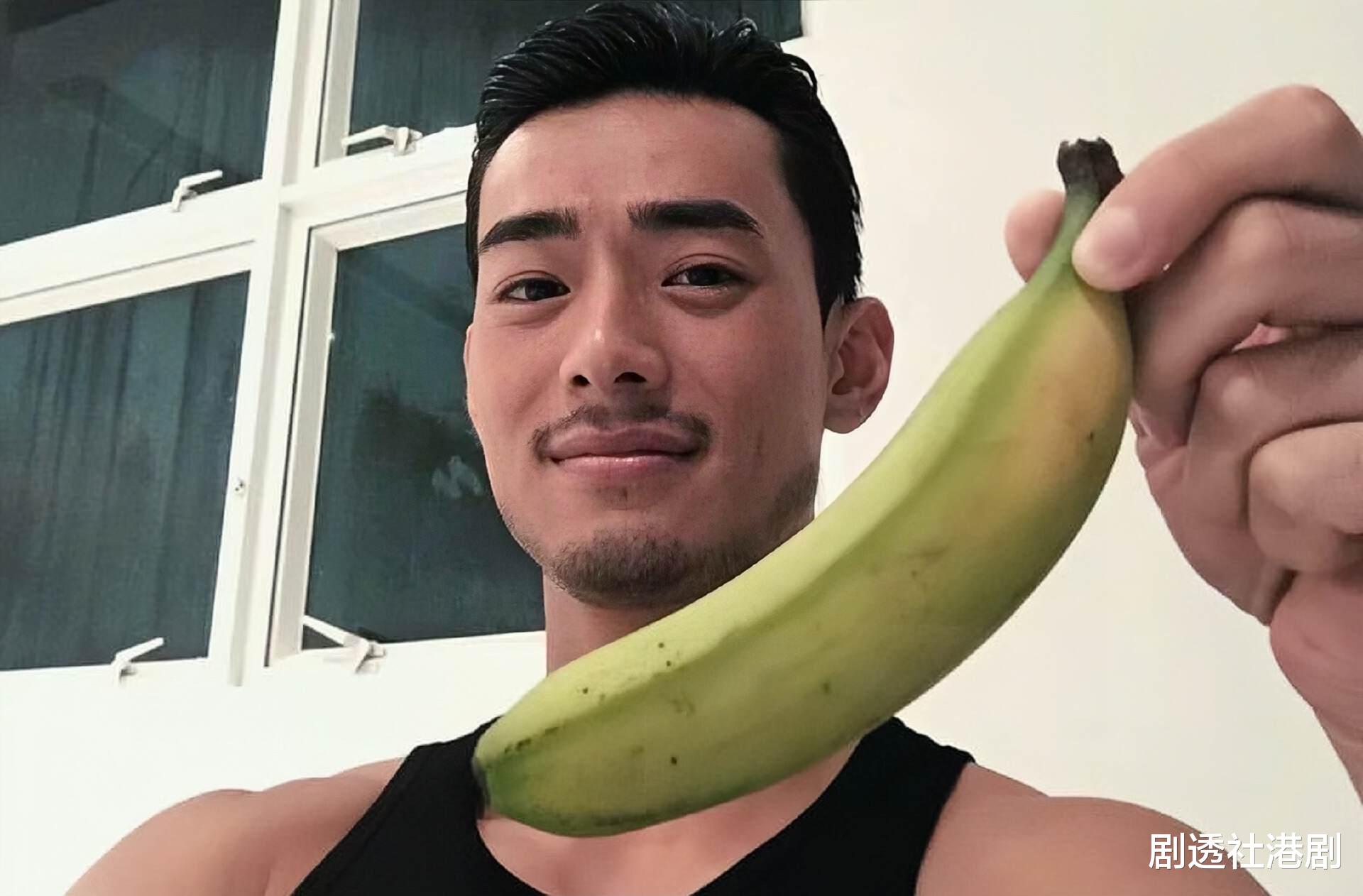 香港知名男星上街派宣传单,惨遭路人无视,事业不顺在过气边缘