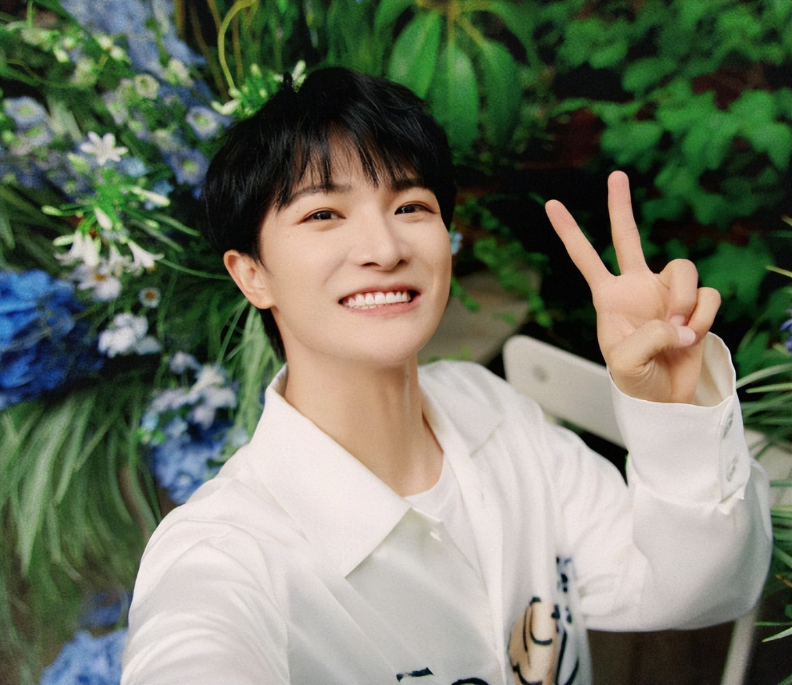 官媒发文!香港突发火灾不到2天,周深一个举动让歌坛刮目相看