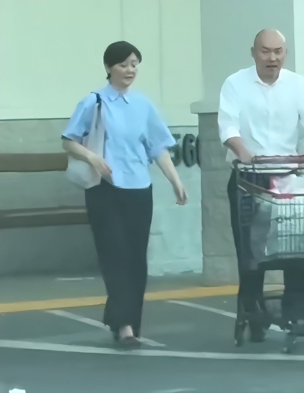 58岁徐帆近照美人迟暮!皮松肉垮老到不敢认,步履蹒跚像走不动路