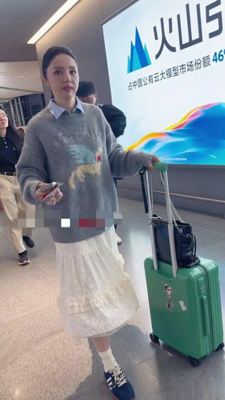 董璇今日回京机场路透照，穿灰色卡通毛衣搭配半裙，妆容精致好美