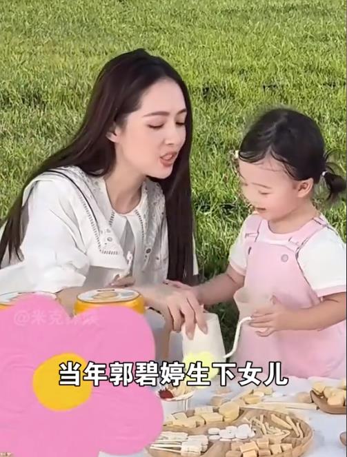 向太过生日晒孙女做的照片墙,孙女正脸照曝光,眉眼像奶奶很漂亮