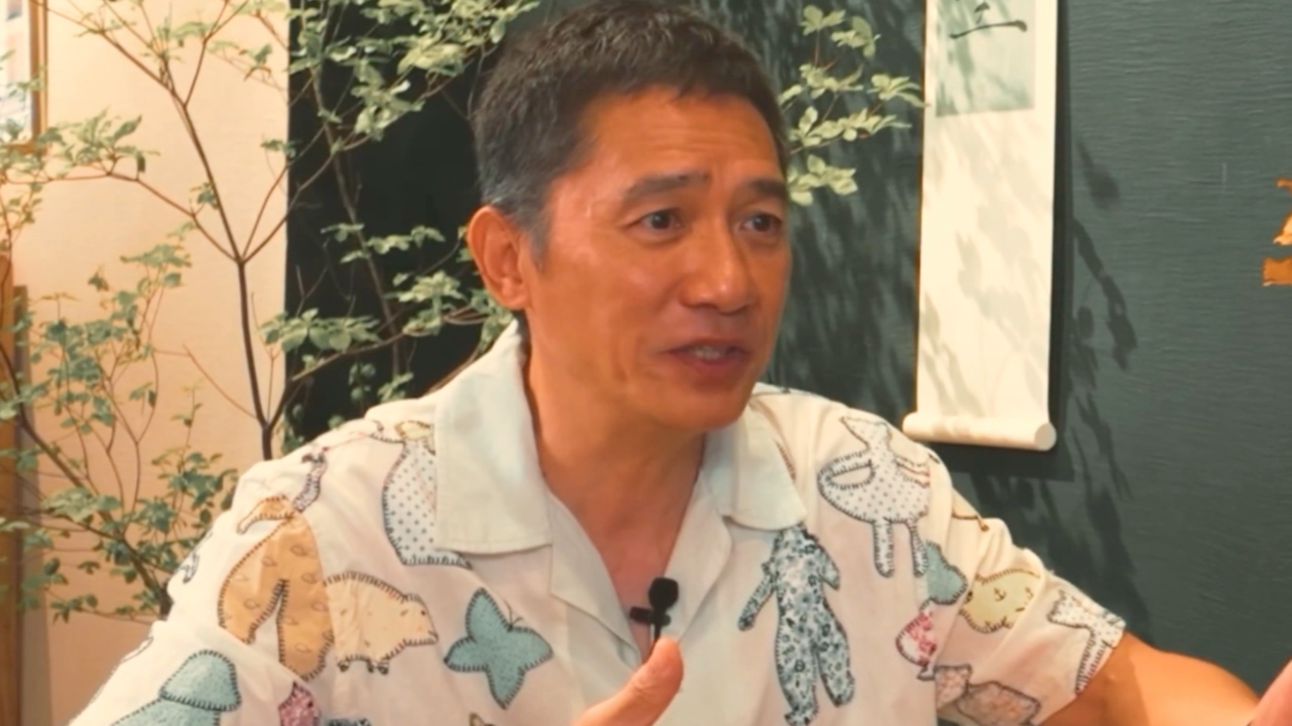 63岁梁朝伟现状：两鬓白发显疲态，坦言喜欢日本，和日文化合得来