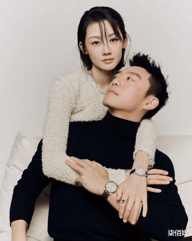 郑恺阿那亚买房，和苗苗打网球，一个人拖着大包小包被调教得真好