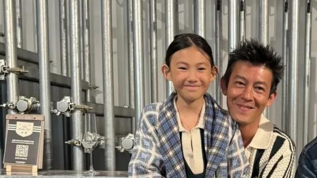 陈冠希一家现身英国，8岁女儿打扮像童装模特，长相和身材像妈妈