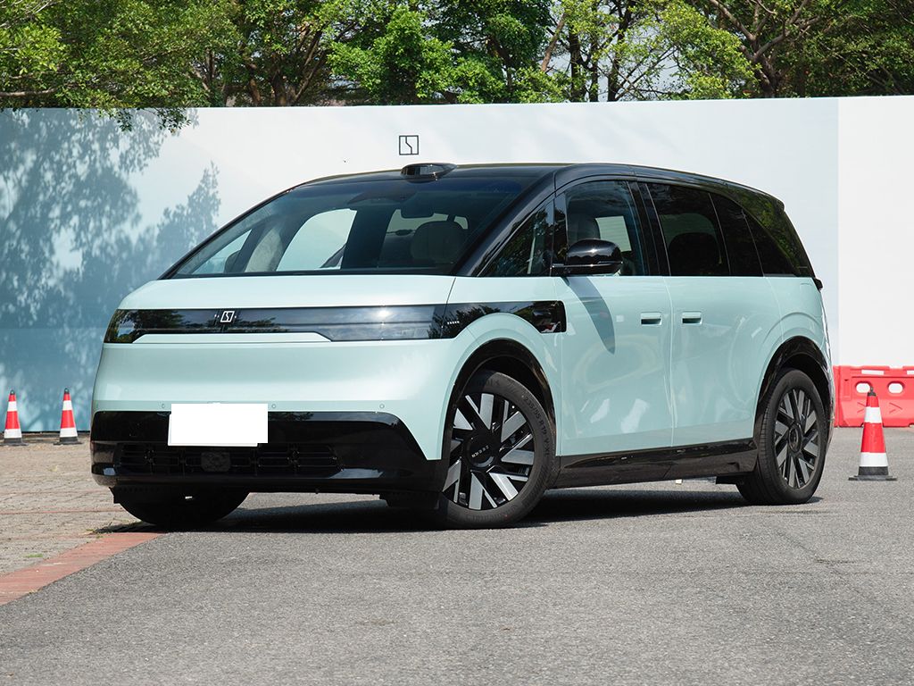 号称“宝宝巴士”！内部空间贼大，极氪MIX这样的好车你买不买？