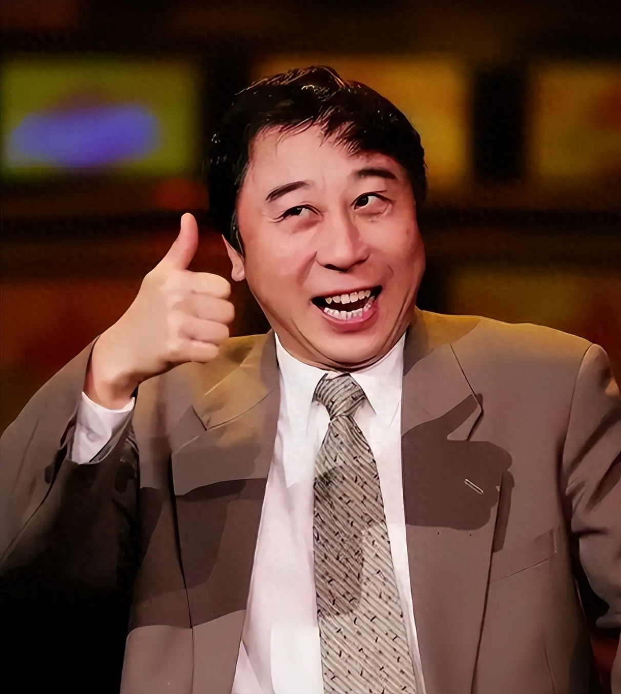 68岁冯巩现状曝光，住100平小房纸箱衣服乱扔，一次性口罩反复用