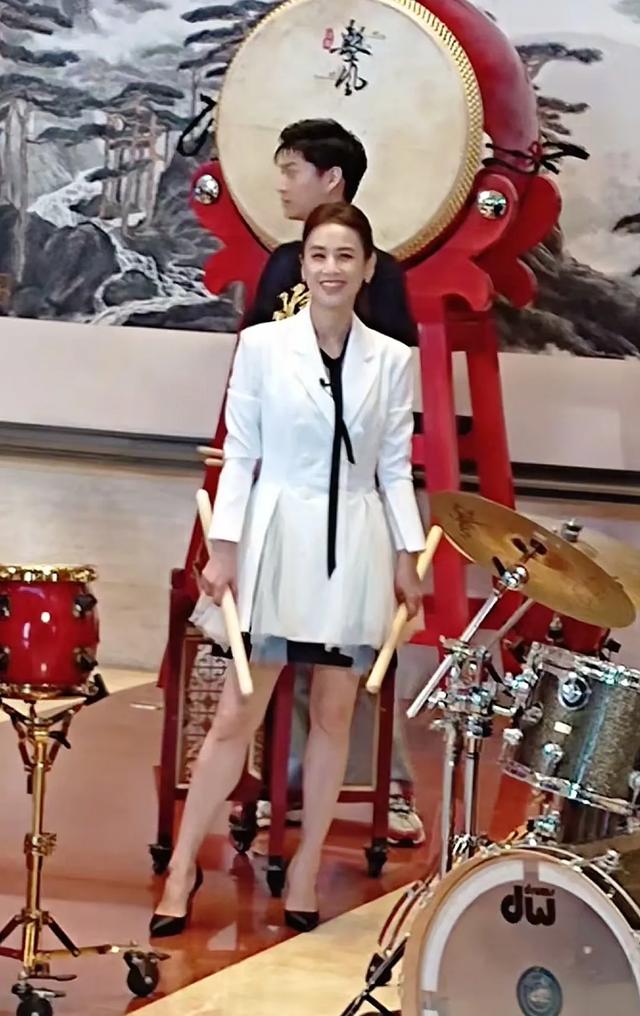 42岁黄圣依踩高跟鞋广场跳舞，挺胸击鼓气质好，和张晓龙跳得好欢