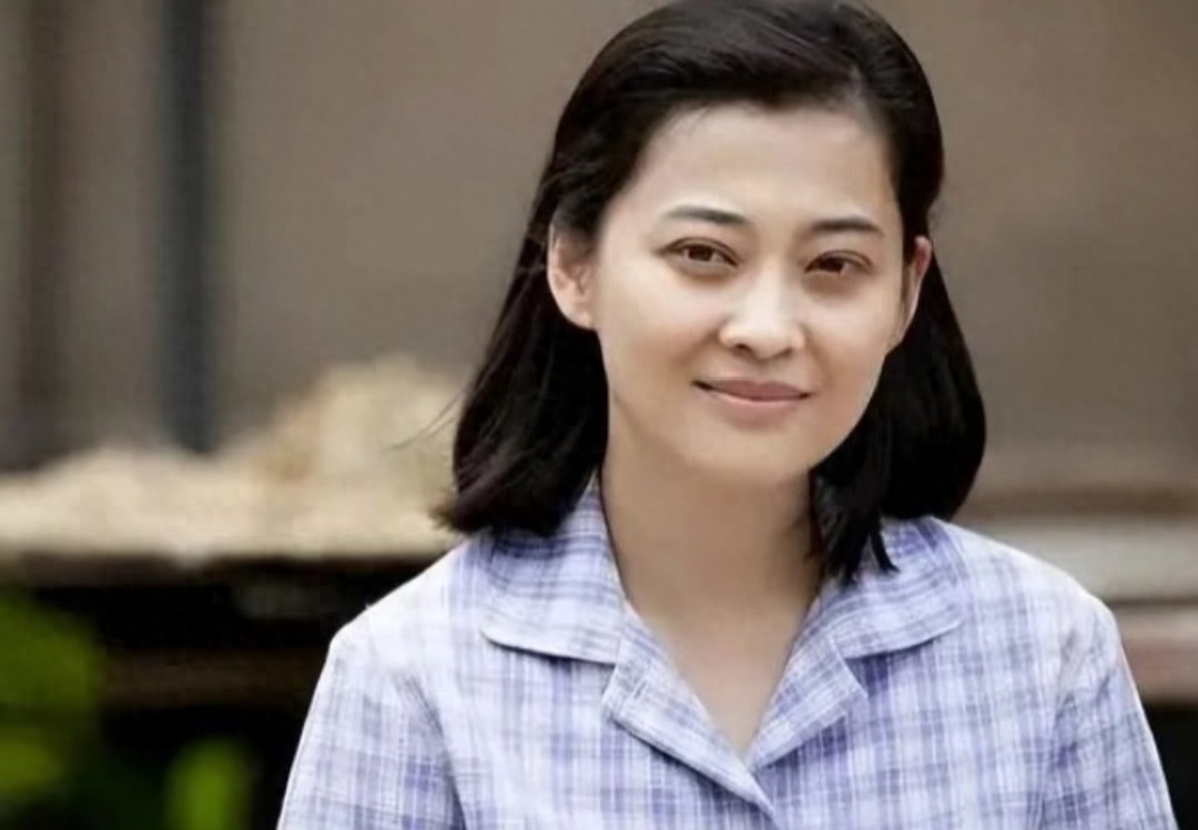 梅婷一家西班牙逛街,哥哥嫂子罕出镜都是大眼袋,俩孩子真像舅舅