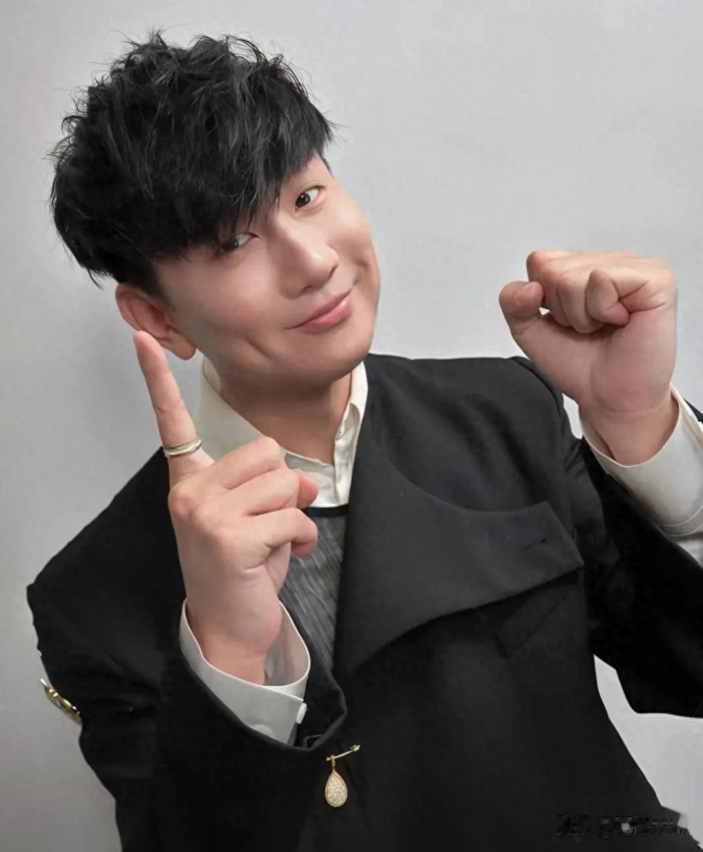 林俊杰跟七七又被偶遇了!贴心帮女友提包,曝女方父亲是经济犯