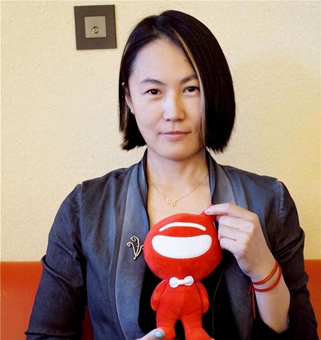 爱上有妇之夫,抢走王菲丈夫,未婚先孕,如今只能和女儿相依为命