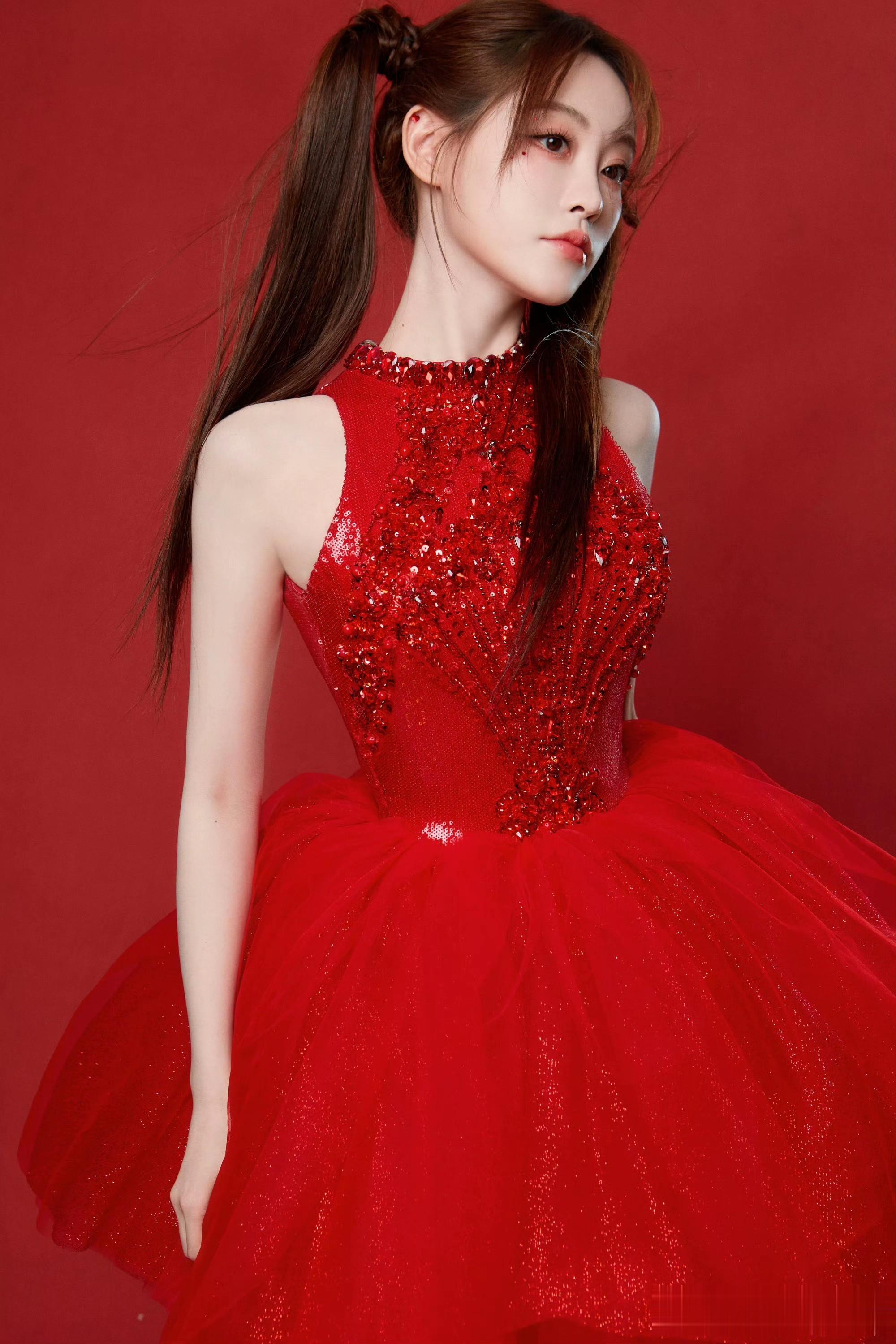 祝绪丹红色亮片纱裙 双马尾妆容灵动吸睛
