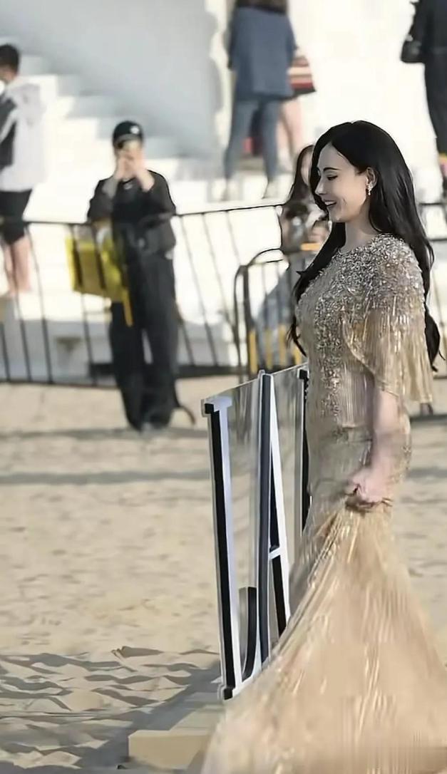 张柏芝现身河北无修图膀大腰圆，手背青筋暴露，果然路人手机真实