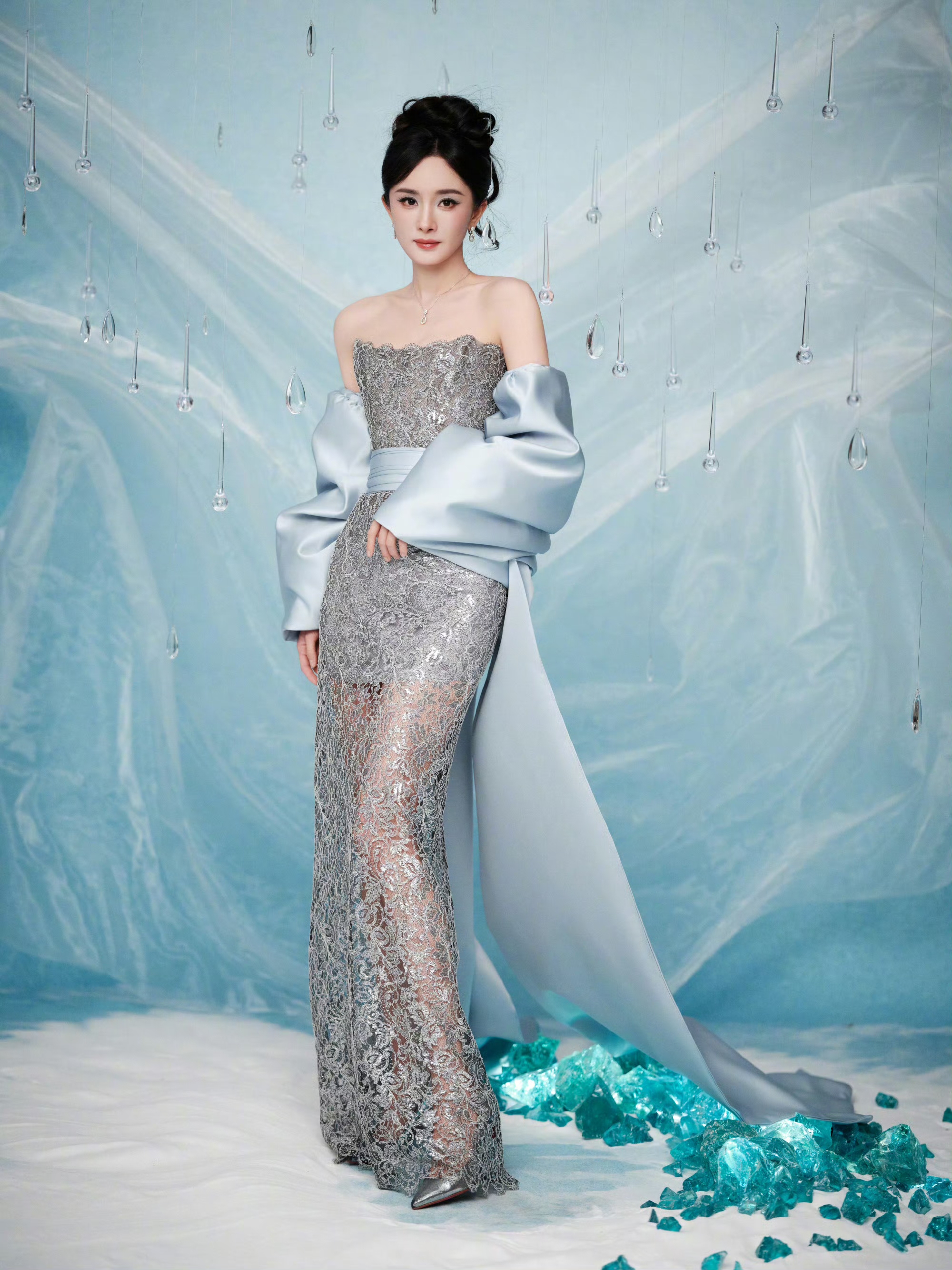 杨幂亮相丝塔芙活动，鎏金蕾丝蓝裙配低盘发，化身优雅美人鱼