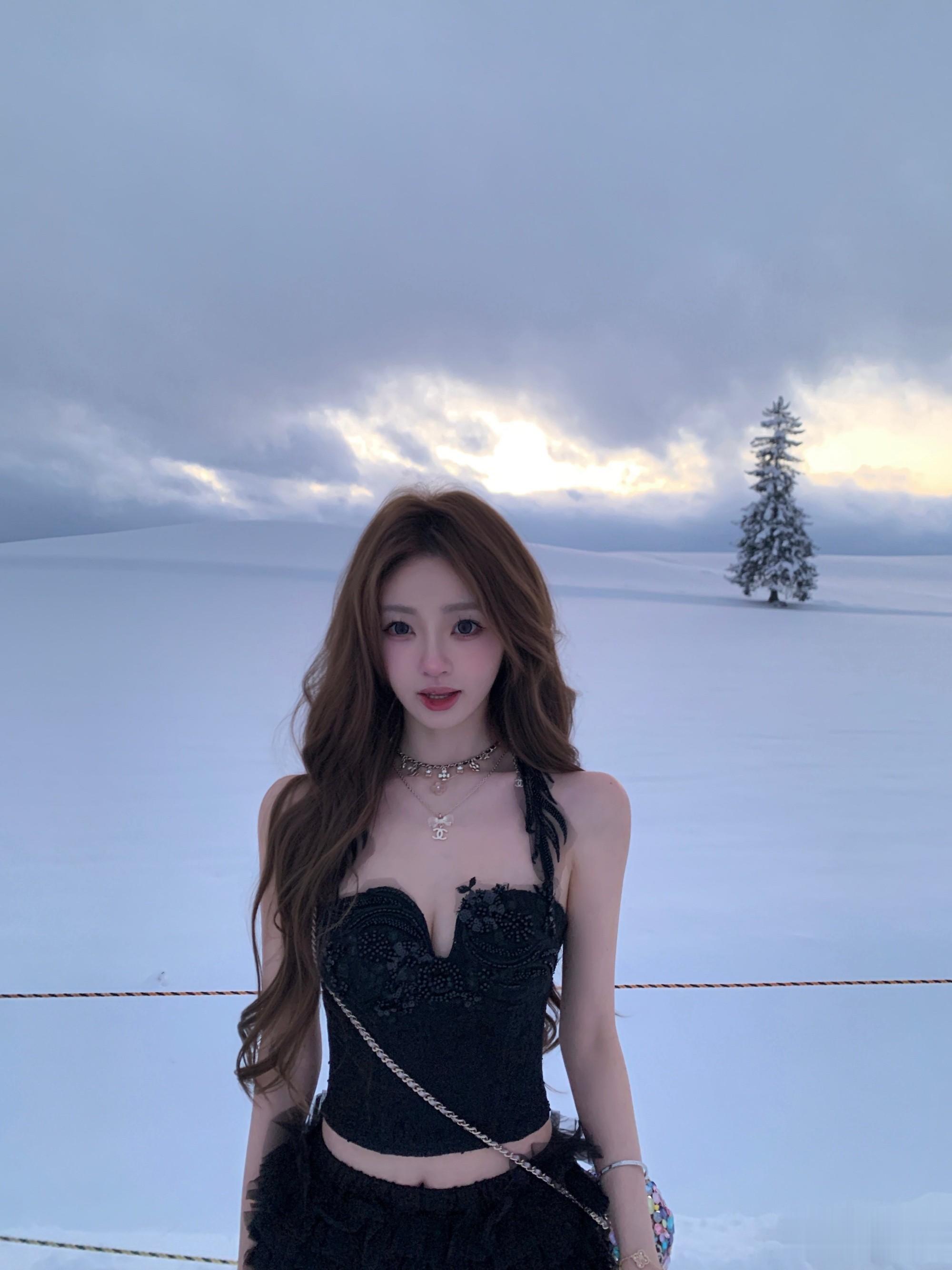 王思聪女友为了美真拼，穿“胸衣”在大雪地里拍照，原谅我看不懂