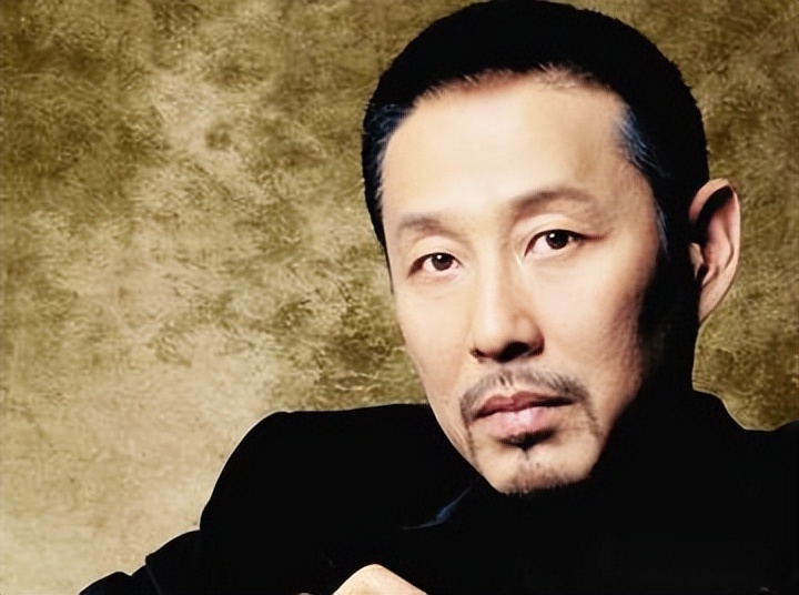 冯小刚没说错!不沾烟酒不混饭局的陈道明,如今70岁竟变成了这样