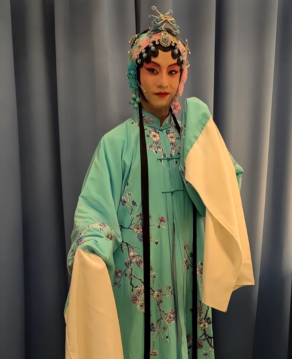 京剧演员黄兆欣于家中猝逝年仅40岁,圈中多人发声悼念