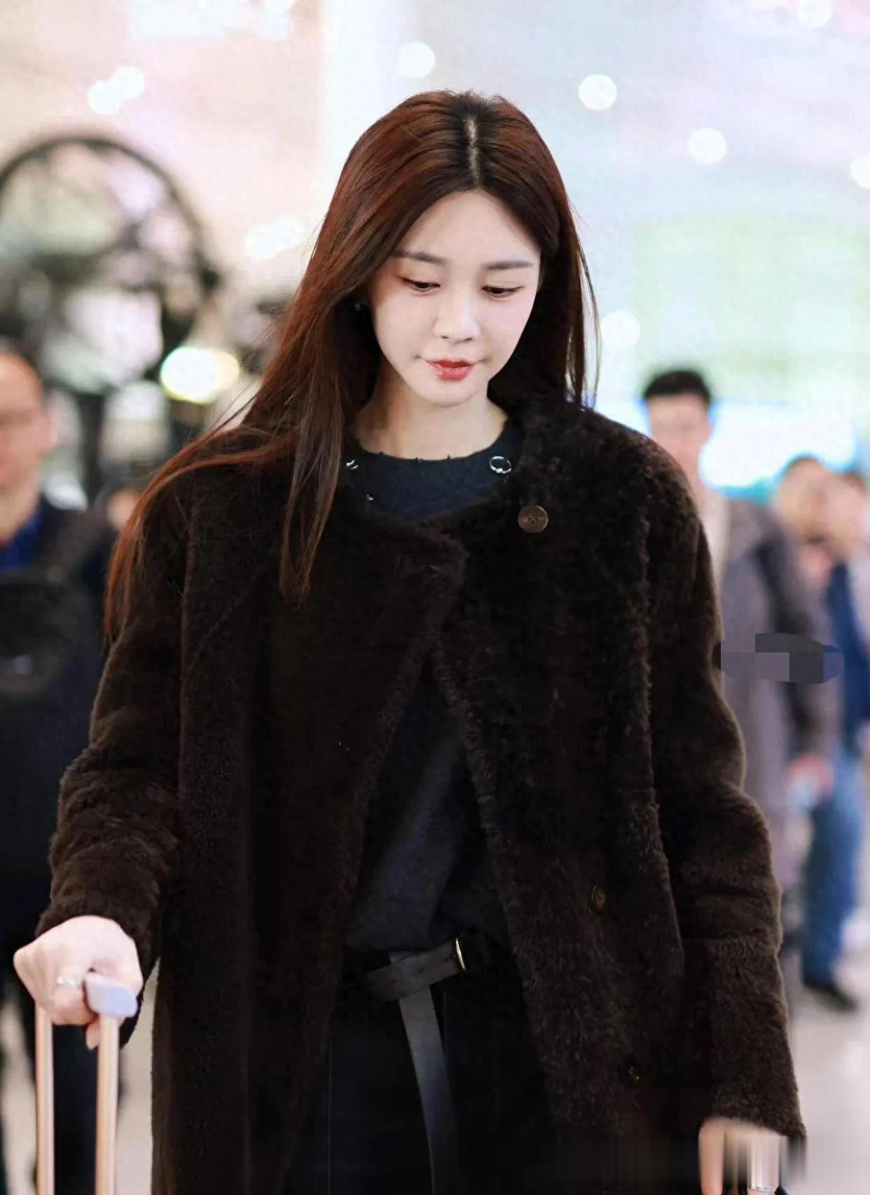 沈梦辰机场私服真会穿!深棕大衣+灰色毛衣+阔腿裤,高级又洋气!