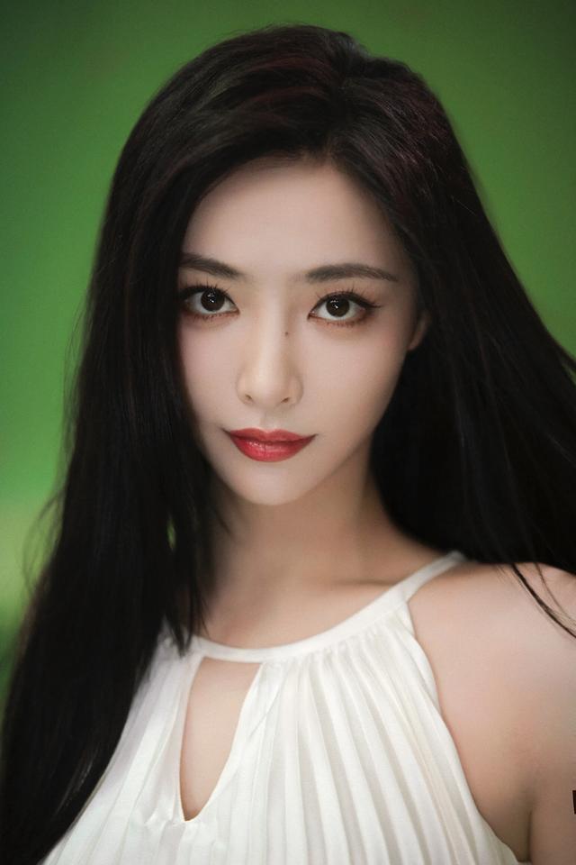 许佳琪纯白挂颈连衣裙，夏日一丝凉爽