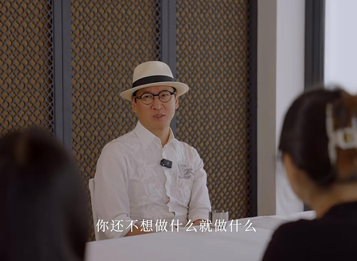 周杰谈父母过世:捡了他们的骨头,放在屋里陪自己,我在他们就在