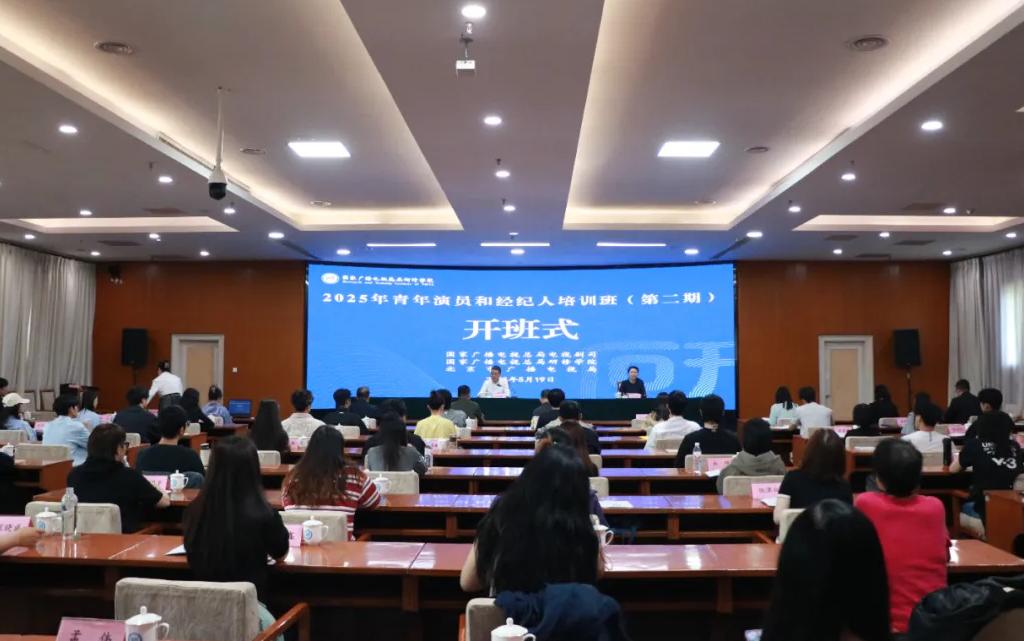 白鹿素颜接受采访,皮肤白皙像女高中生,大方得体不怯场