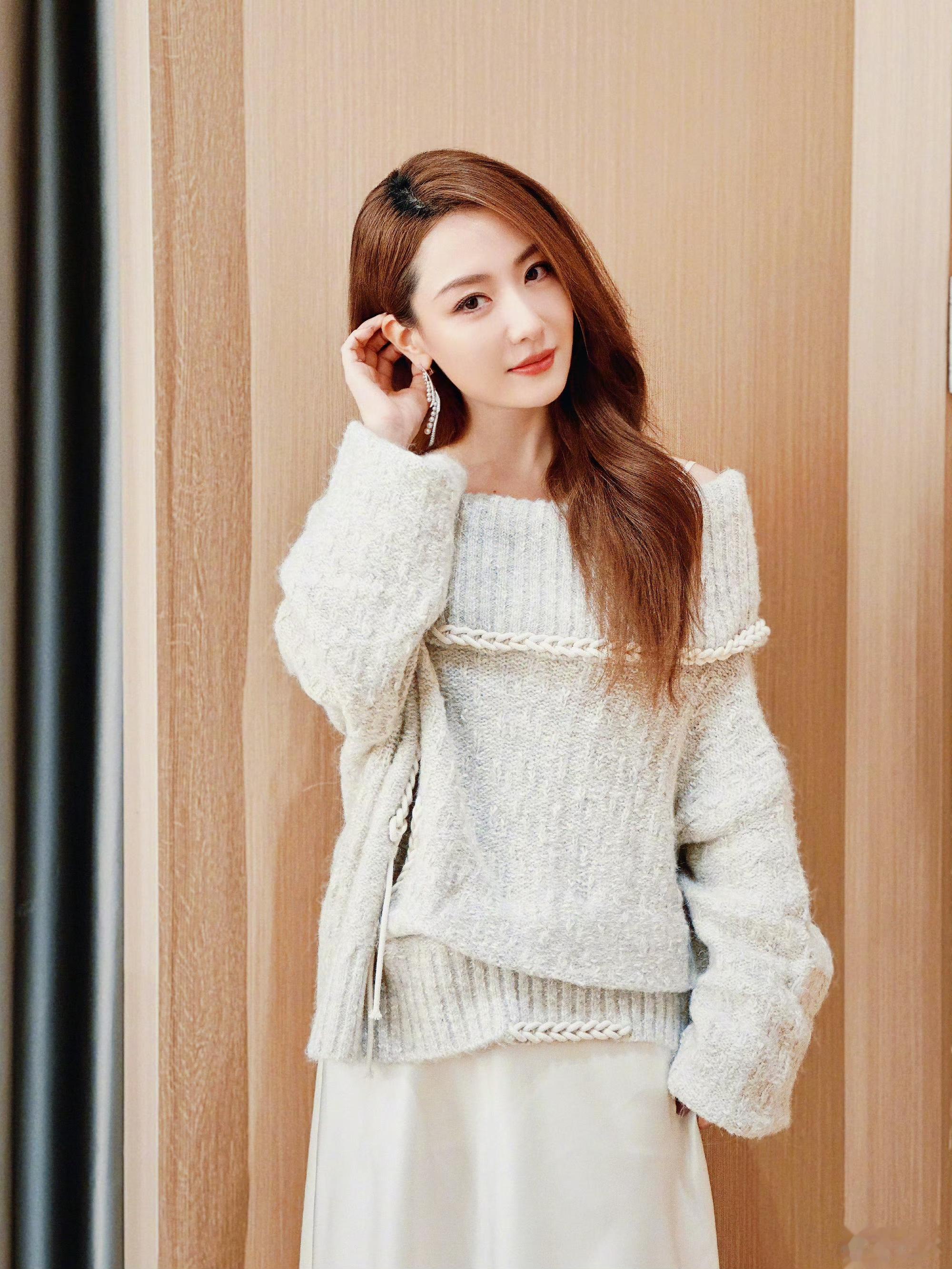 白冰的气质太有味道了，冷艳时气场全开，温柔时岁月静好