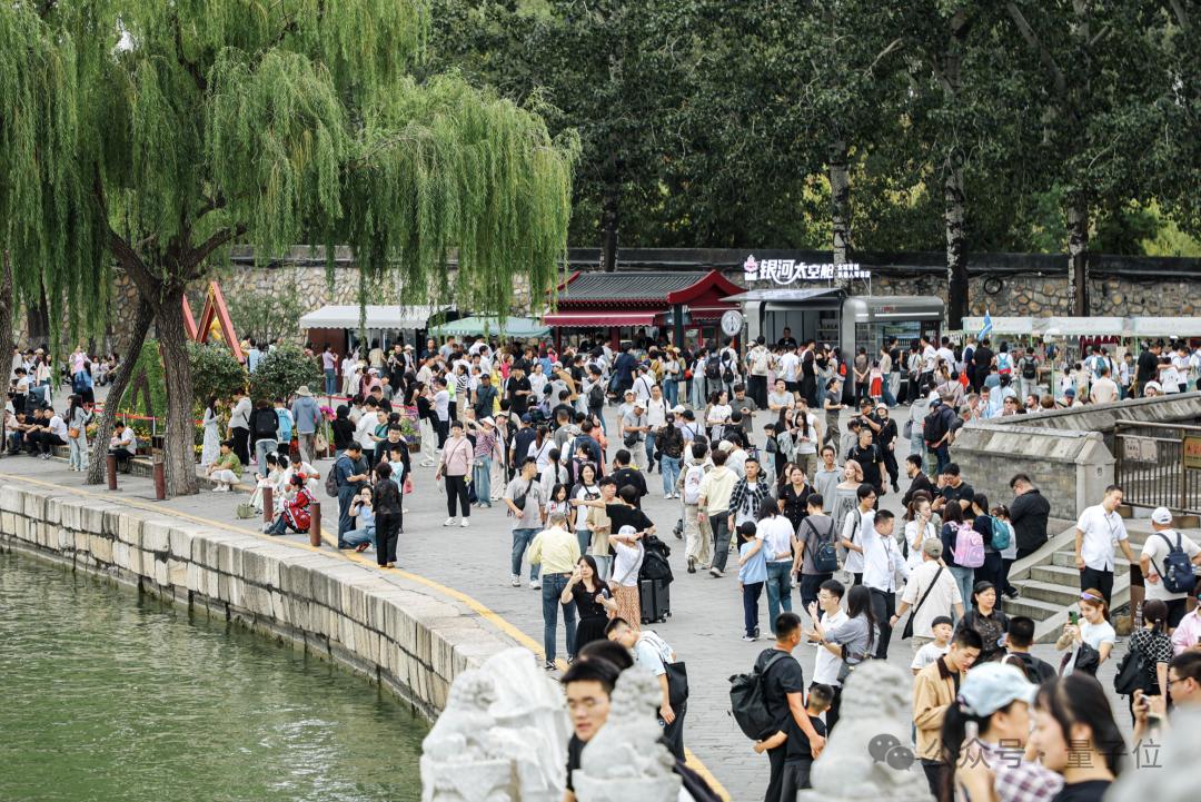 機器人“狂踹不倒”視頻刷屏！太空艙遍布城市，銀河通用秀麻了