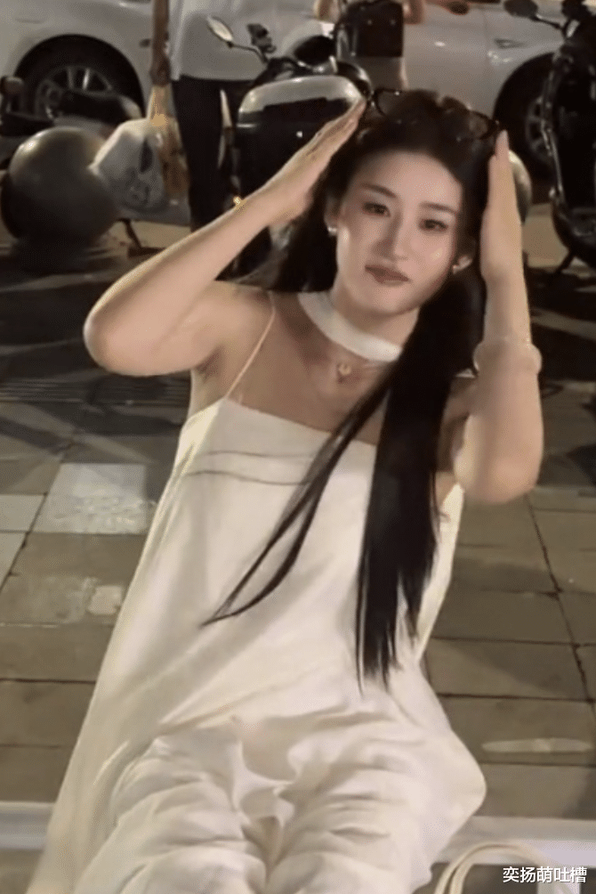 刘一菲曝蹭刘亦菲流量！长相神似晒童年照，网友：这波真诚赢了