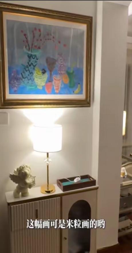 伊能静晒一家三口过圣诞！秦昊穿居家服坐沙发上不动窝，又脏又乱