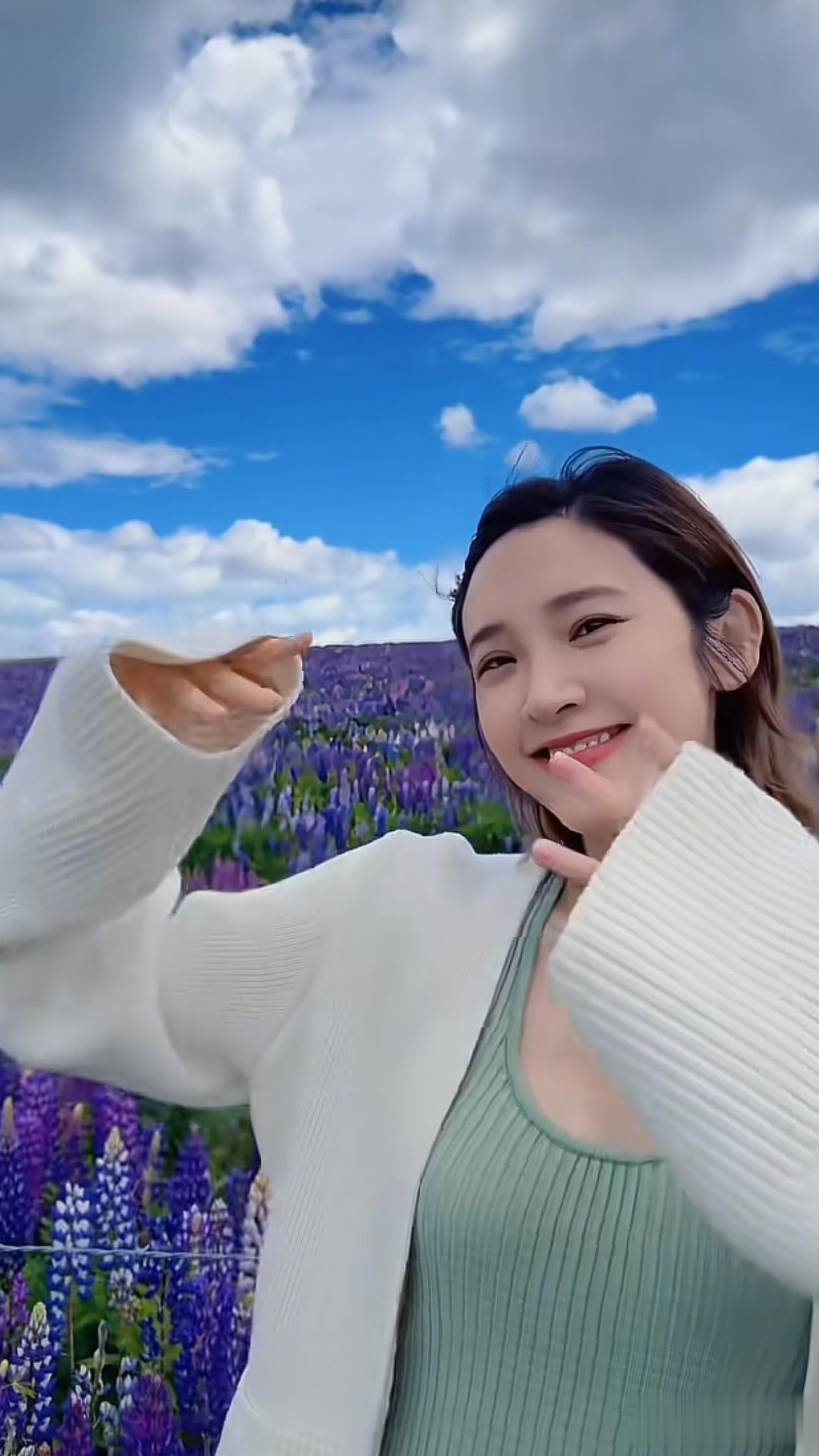 38岁唐艺昕最新穿搭：齐肩发+背心裙+开衫，像28岁，张若昀好福气