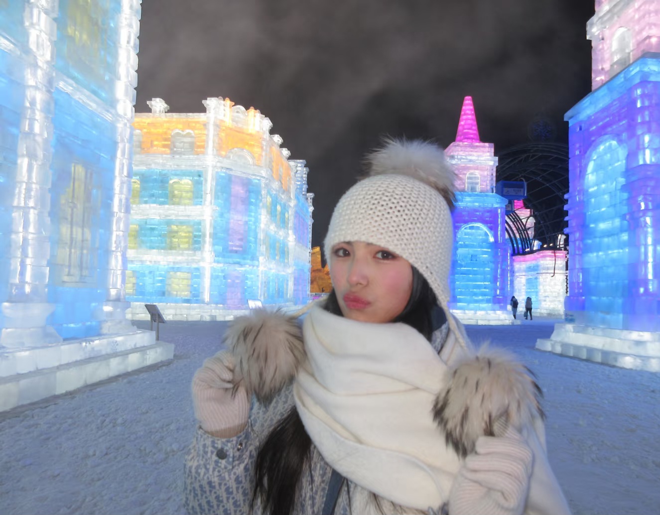 哈尔滨冰雪大世界玩冰滑梯时遇到了王诗龄，本人很好看性格也可爱