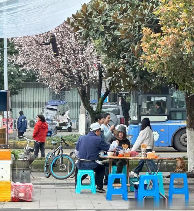 关晓彤现身四川乐山拍戏，一双大长腿超级吸睛，又高又瘦太漂亮了