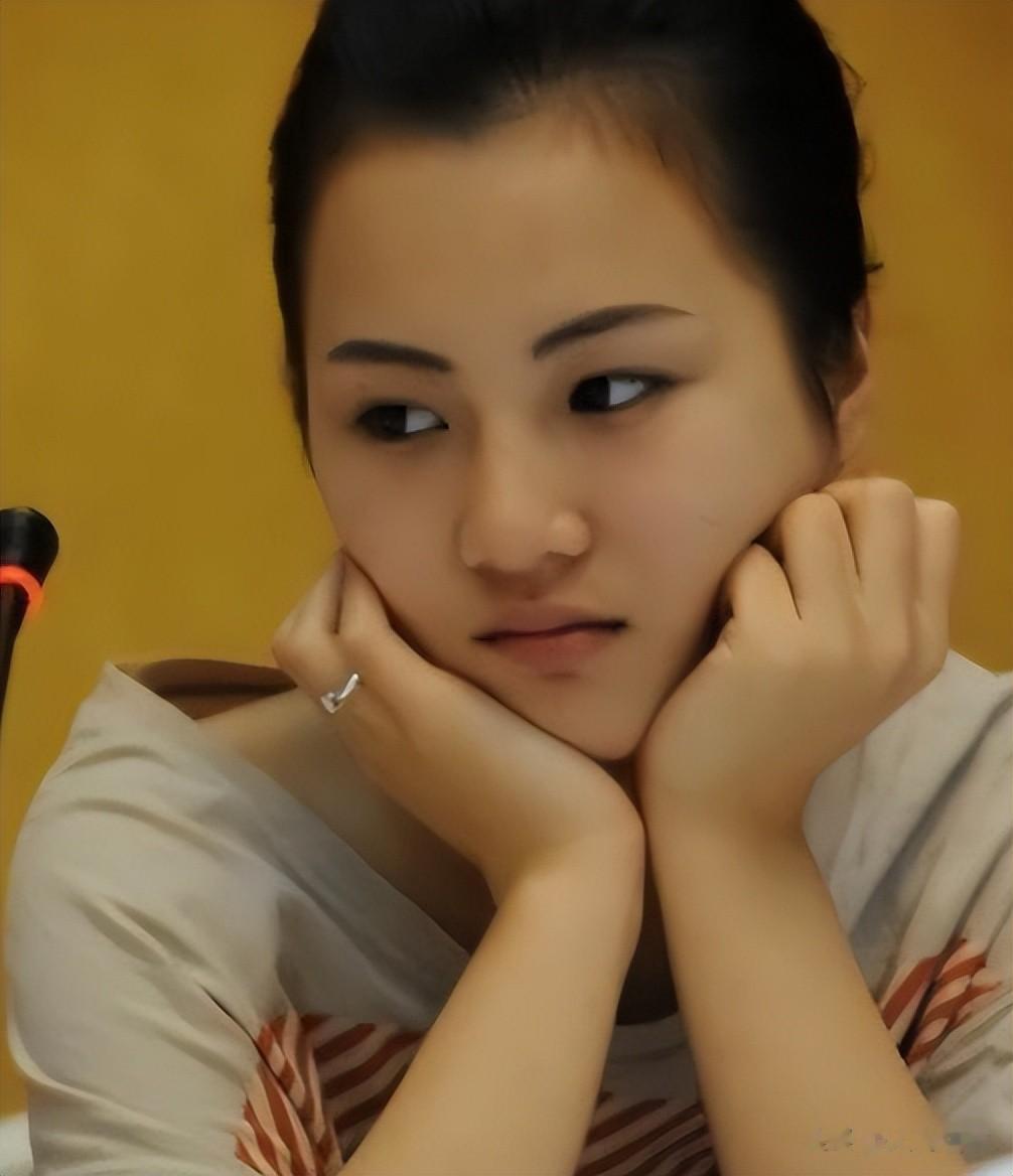 嫁大33岁干爹为妻，19岁未婚先孕，半年就被豪门抛弃，现查无此人