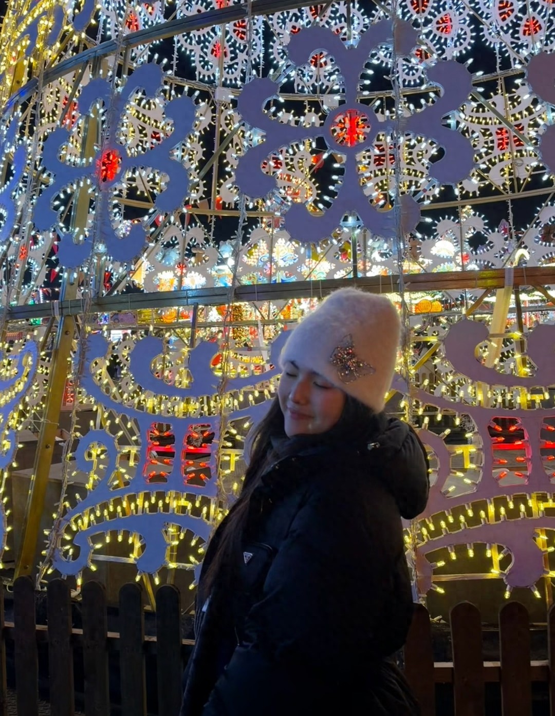 王诗龄穿着两万多的羽绒服在伦敦逛夜市，手里两只甜筒更让人羡慕