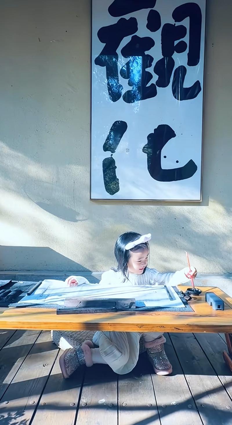 李亚鹏大年初八请前岳母吃米线，3岁女儿开心，海哈金喜明媚漂亮