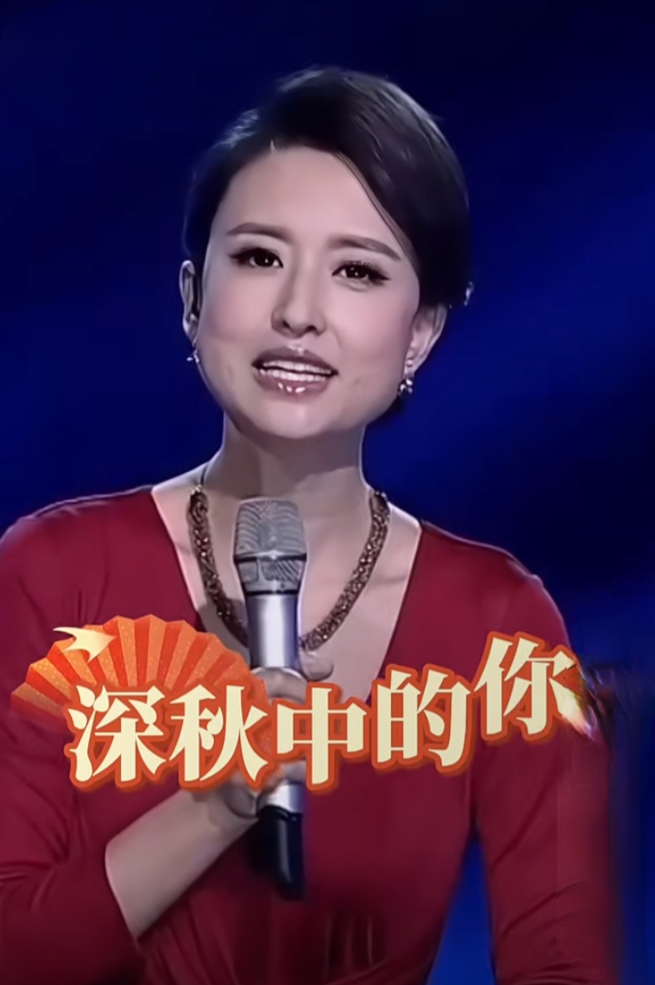 张蕾红裙优雅主持，气质美貌尽显