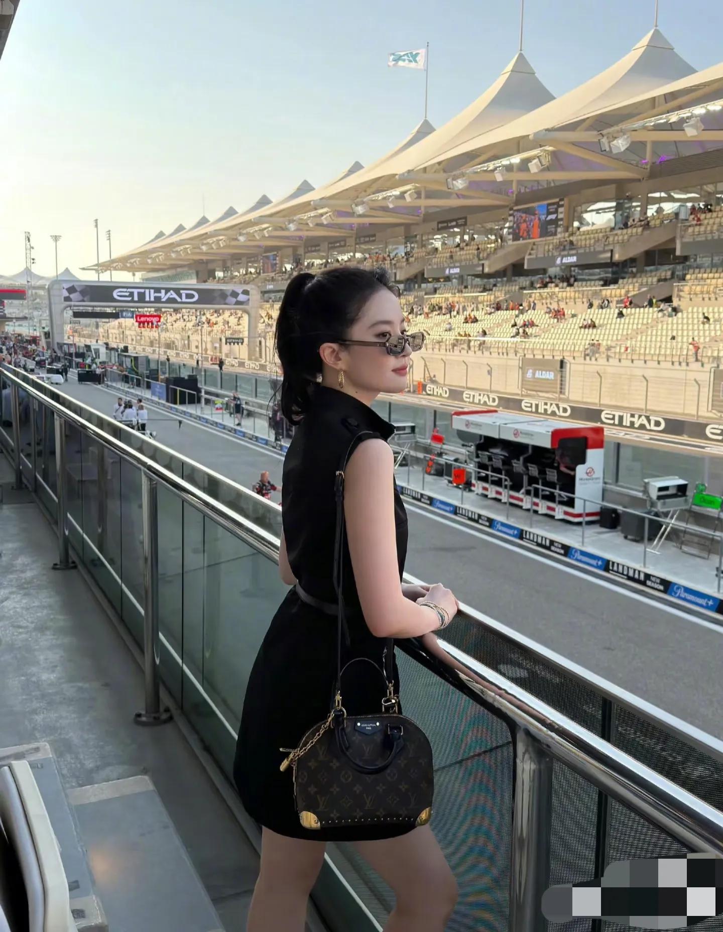 刘亦菲现身F1赛场，颜值依然惊艳，只是被颈纹和拜拜肉抢了镜